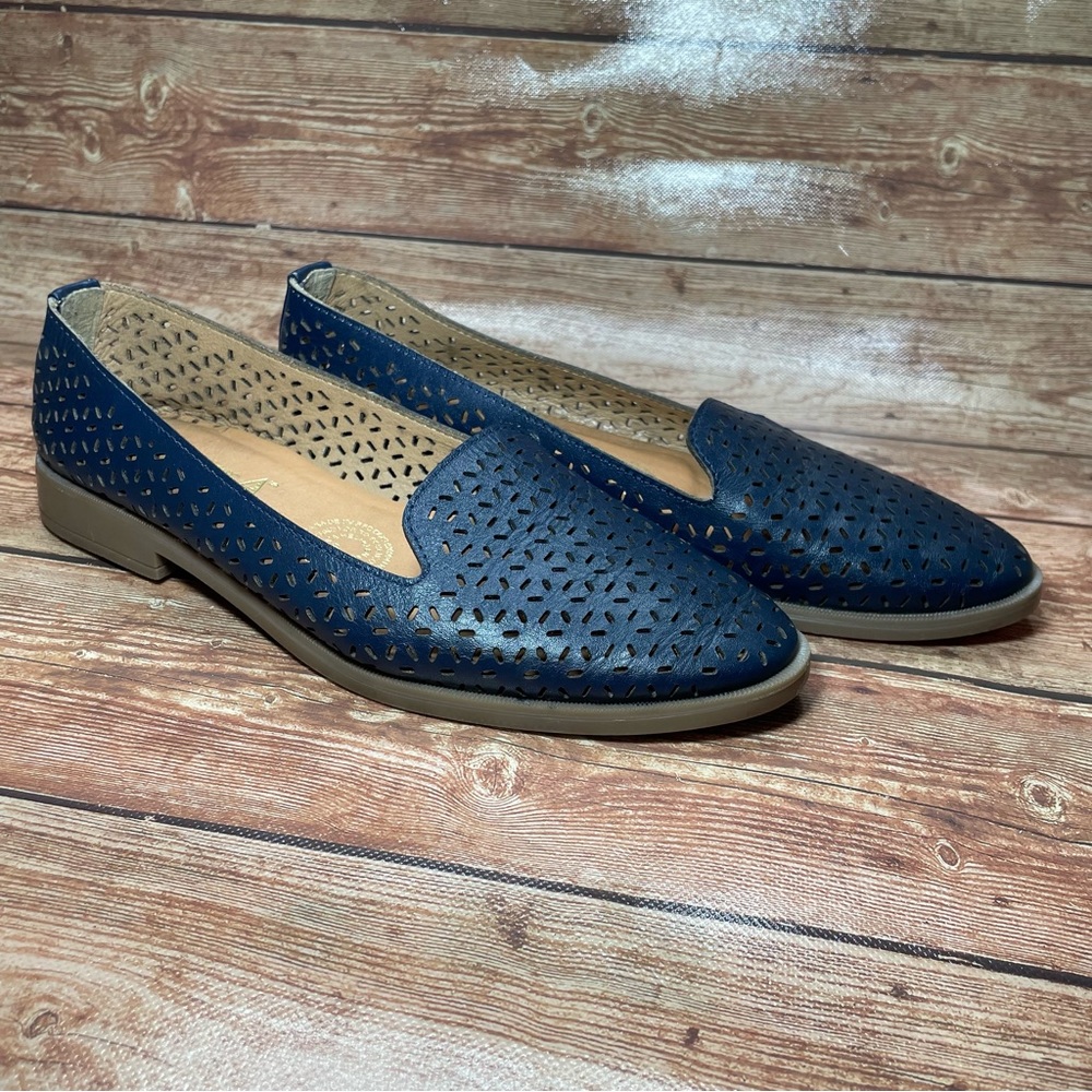 Seducta Women leather navy blue flat shoes size 8.5